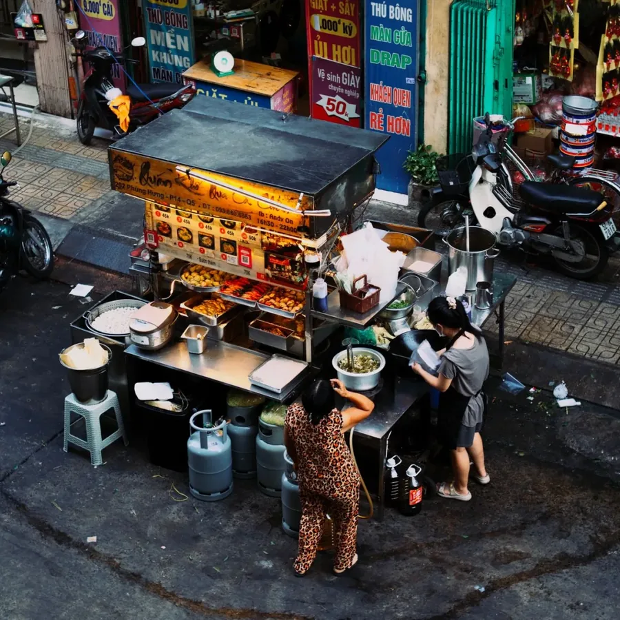 Quầy bếp bày món