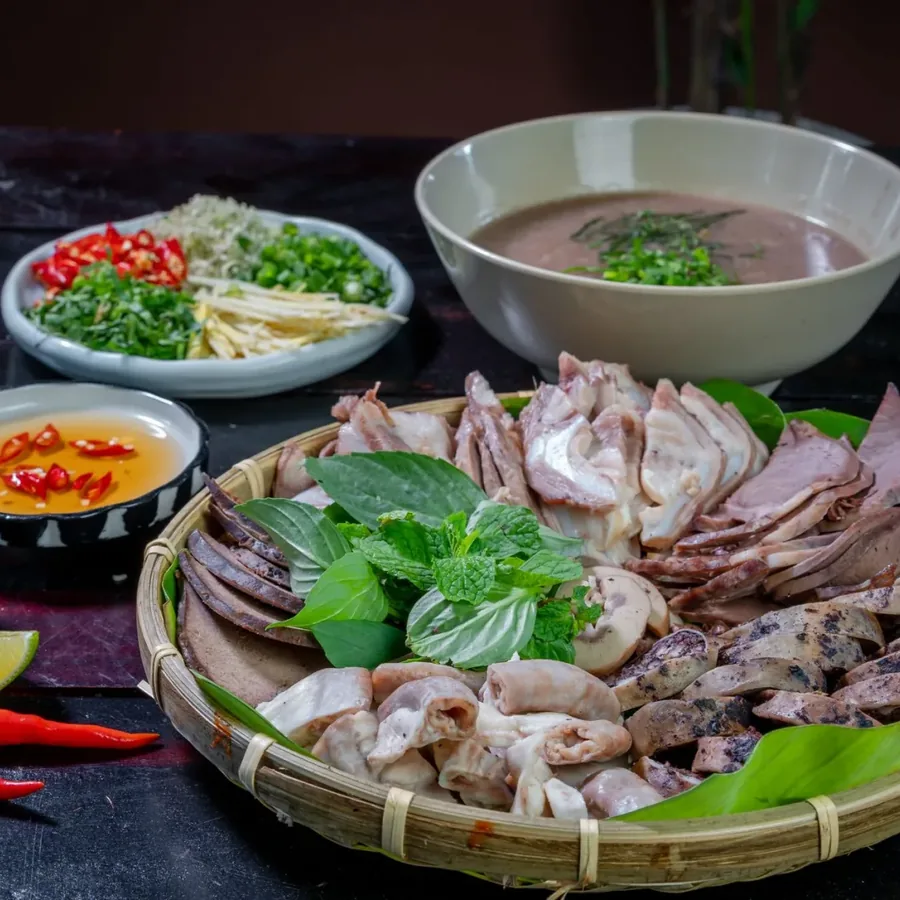 Bàn khách ngồi ăn